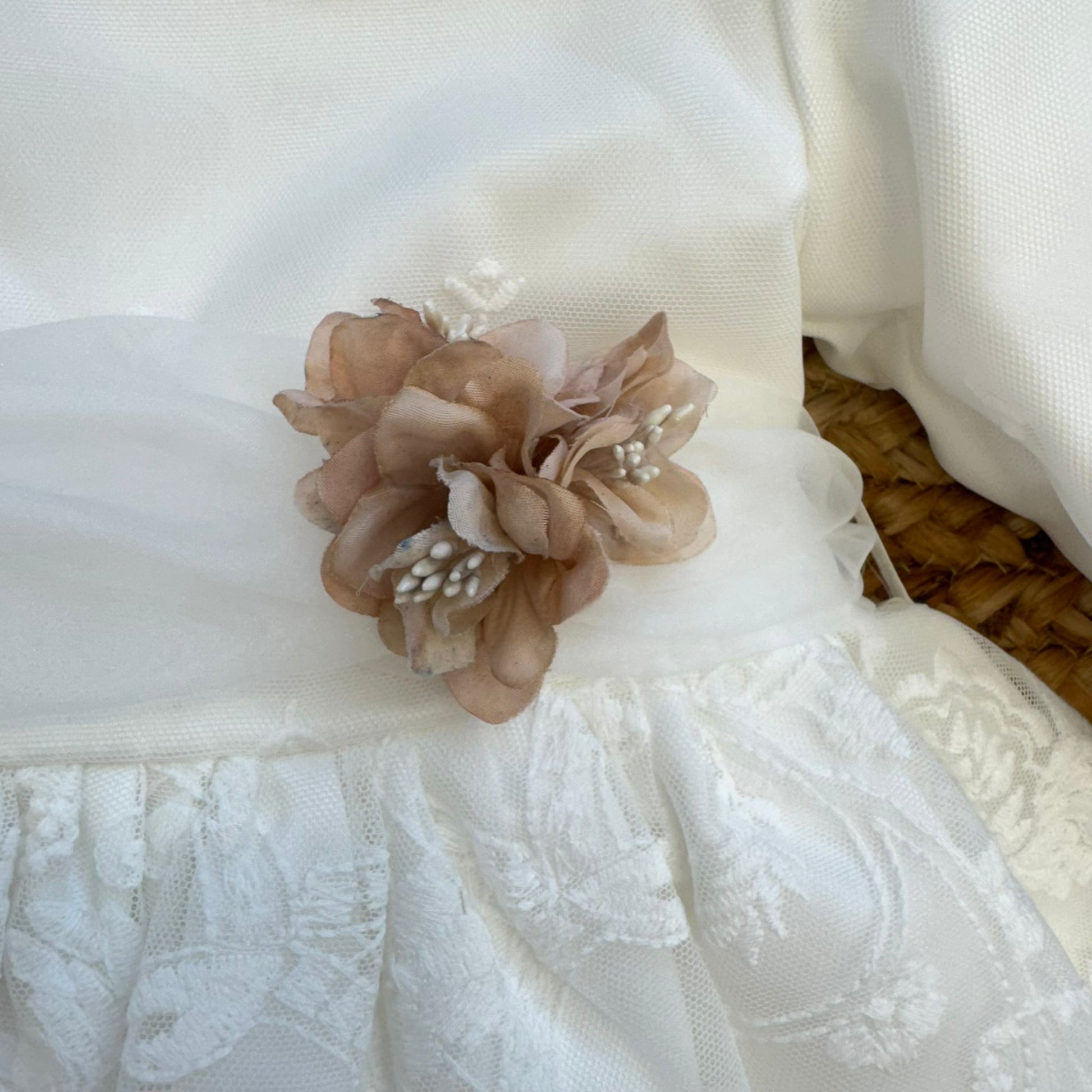 Dettaglio fiore beige in tessuto abito battesimo bimba