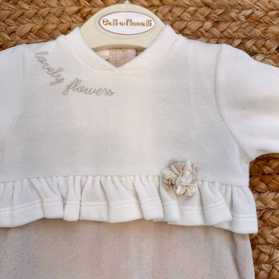 Tutina in ciniglia panna per neonata con balza e fiore