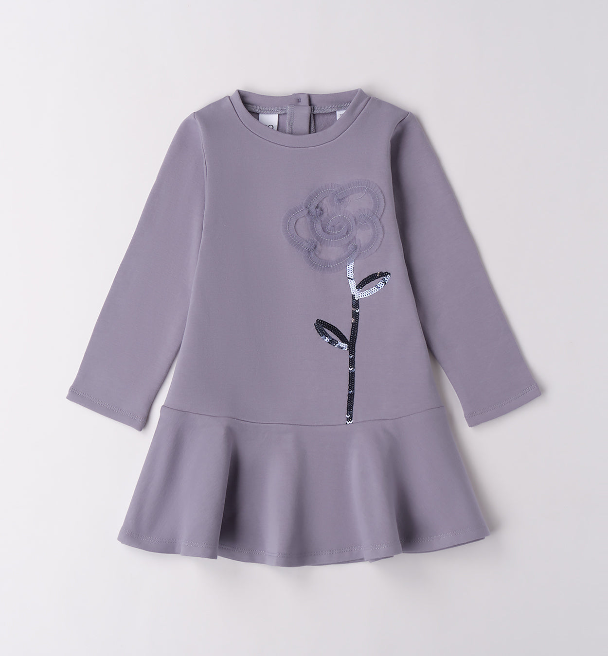 Dettaglio fiore ricamato con paillettes sull’abito bambina lilla