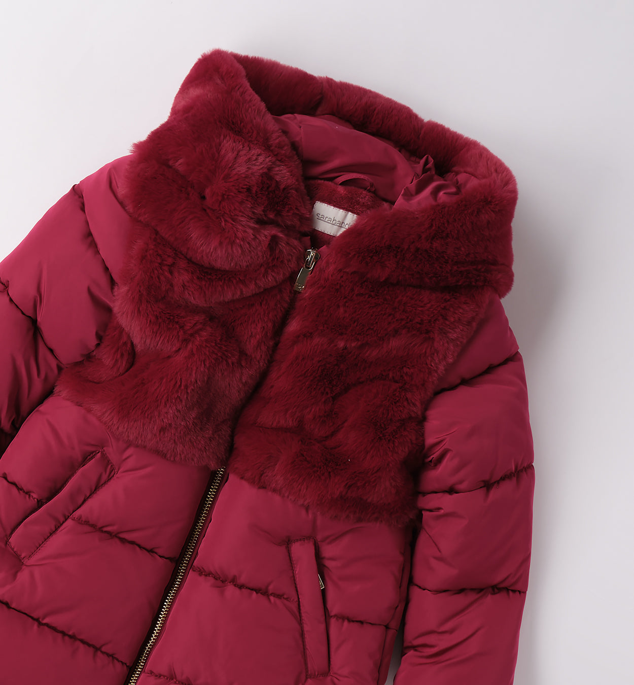 Dettaglio giubbotto bambina bordeaux con eco pelliccia e zip