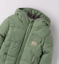 Dettaglio giubbotto imbottito verde neonato cappuccio e tasca