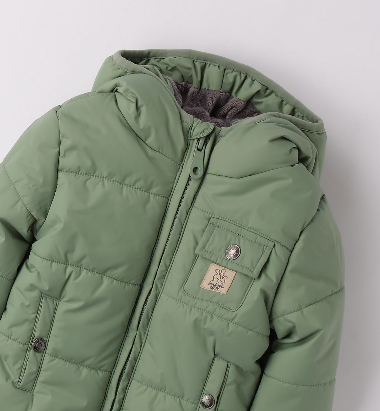 Dettaglio giubbotto imbottito verde neonato cappuccio e tasca
