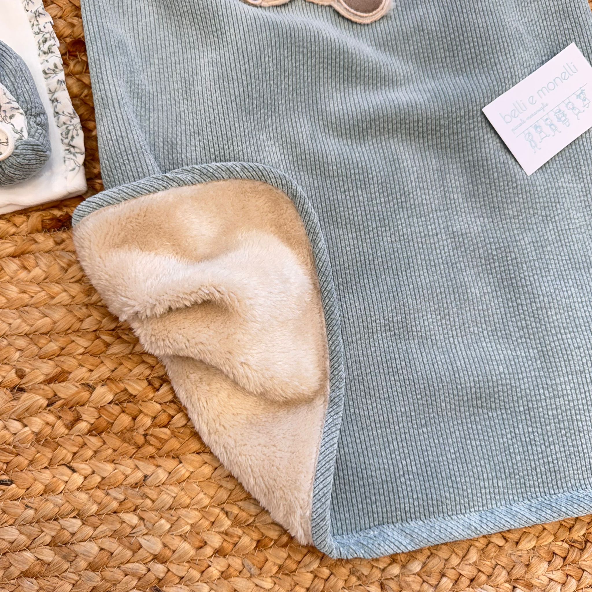 Dettaglio interno copertina in morbida pelliccetta panna
