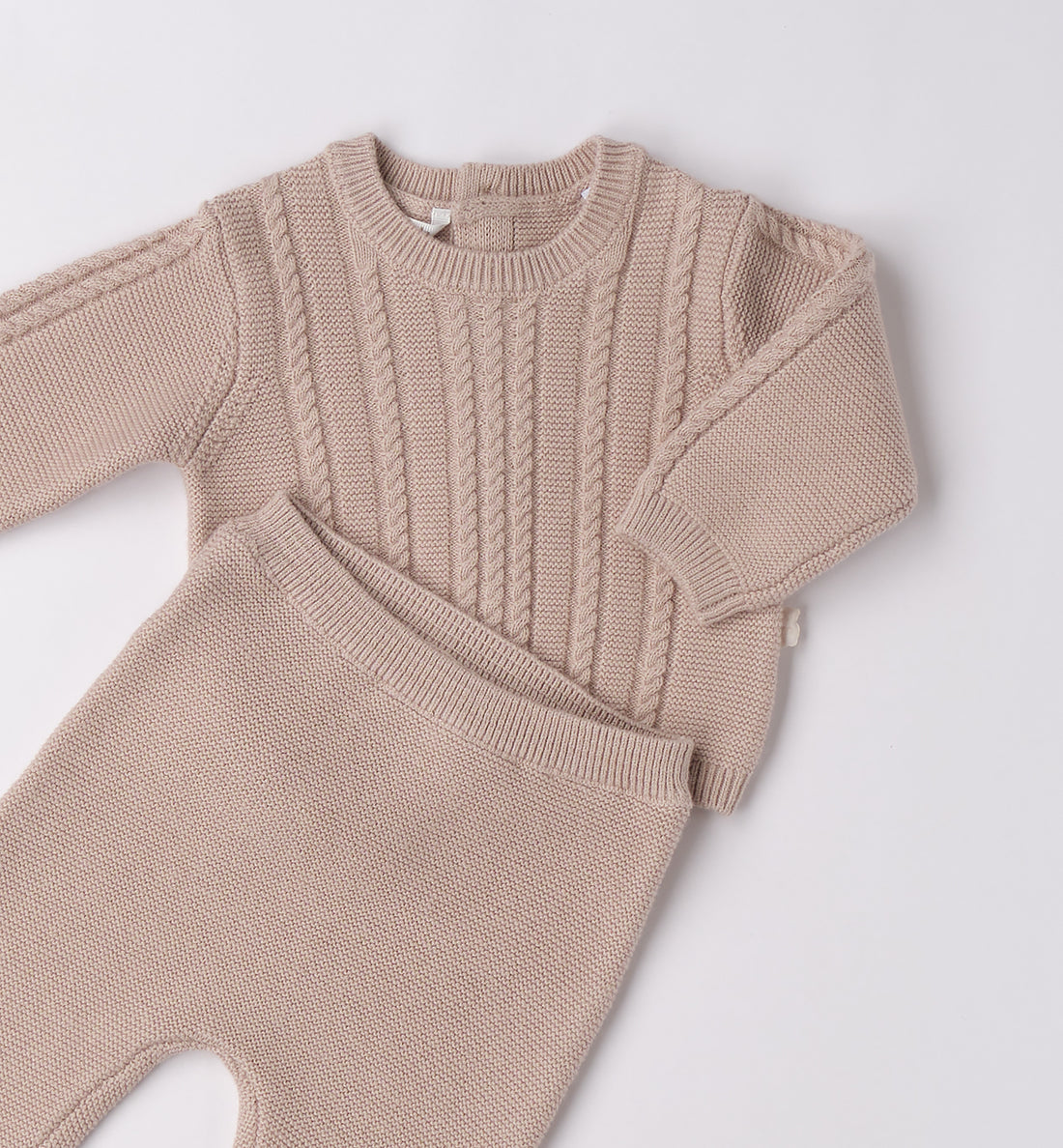Tutina unisex baby shower in cotone e lana tortora, vista frontale.