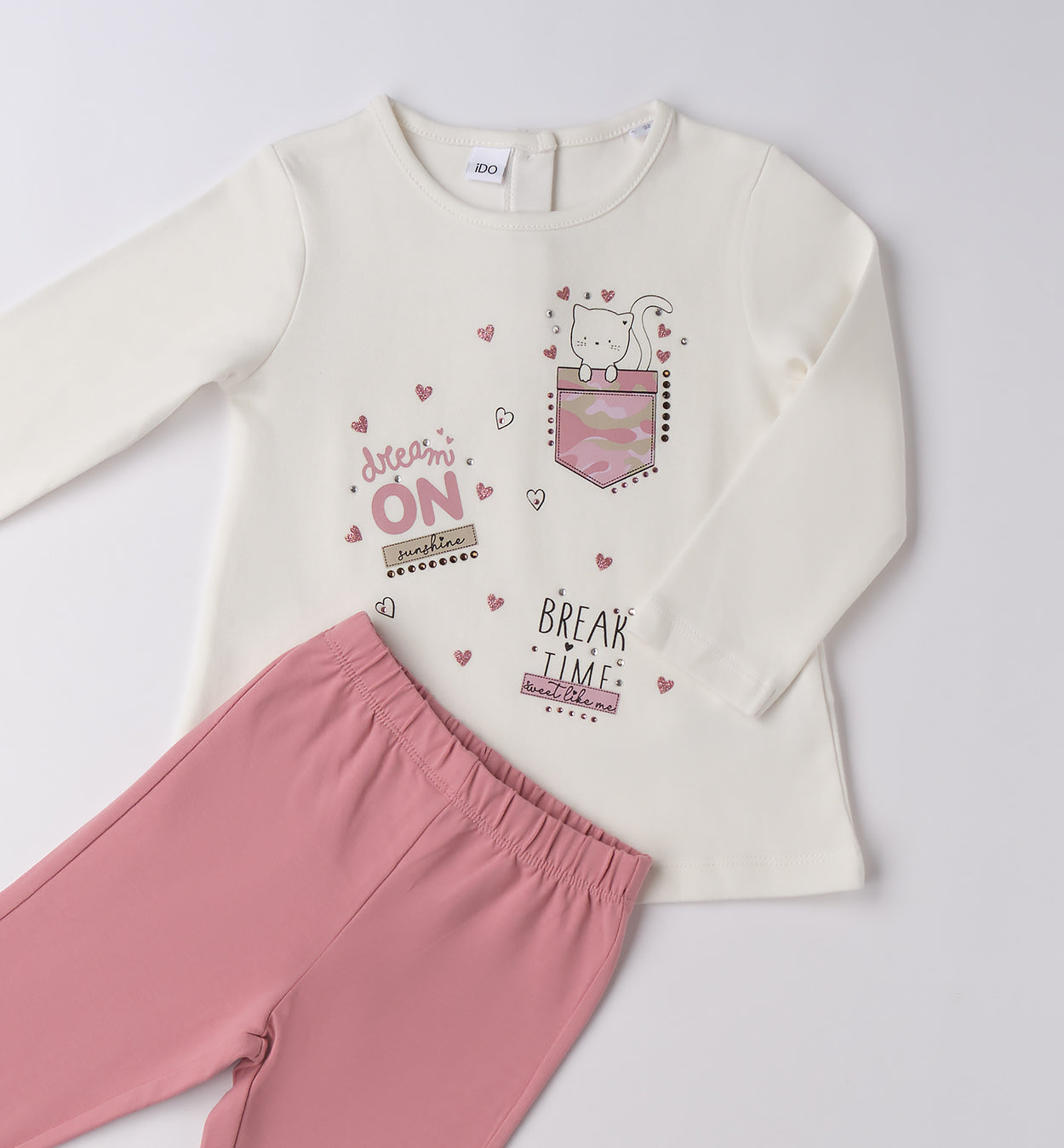 Dettaglio maglia bianca con stampa gattino e cuoricini.