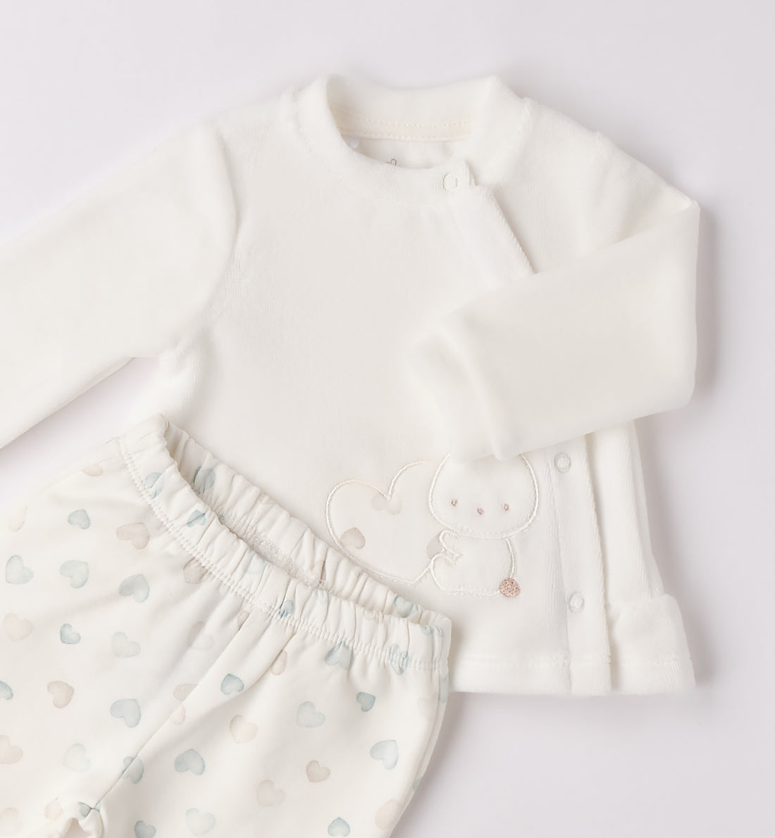  Tutina due pezzi neonata in ciniglia ianca con coniglietto ricamato e pantalone cuori