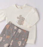 Dettaglio maglia con coniglietto e pantaloni cuori neonata