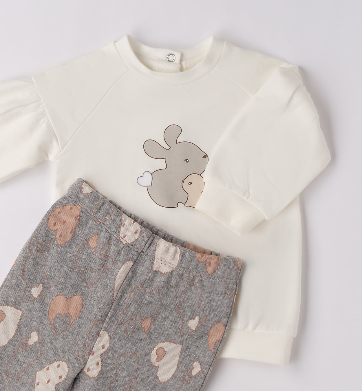 Dettaglio maglia con coniglietto e pantaloni cuori neonata
