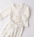 Dettaglio maglia in ciniglia unisex con ricami orsetto, coniglietto e koala