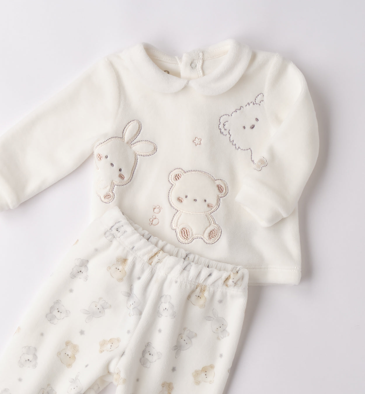 Dettaglio maglia in ciniglia unisex con ricami orsetto, coniglietto e koala