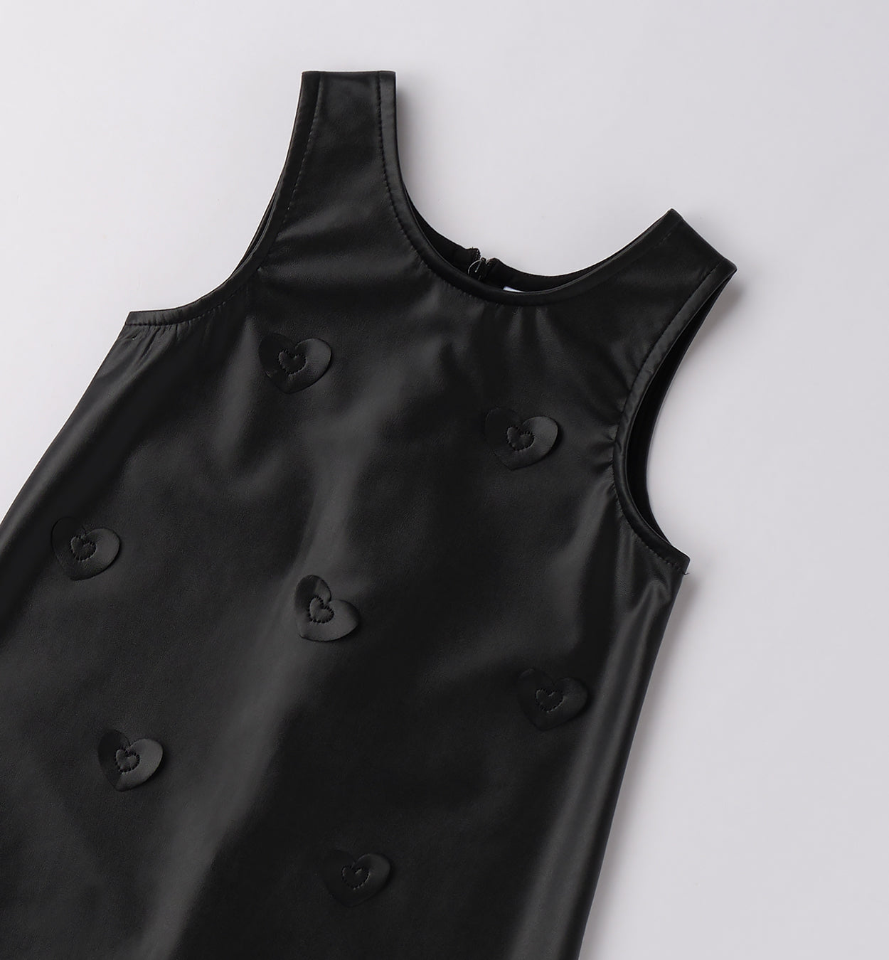 Dettaglio maglia panna con fiocco decorativo per bambina