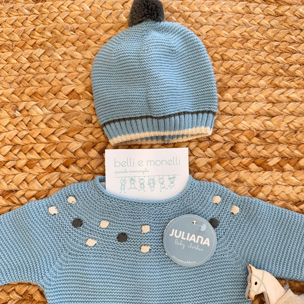 "Dettaglio manica e scarpine abbinate in maglia azzurra con pois bianchi e grigi"