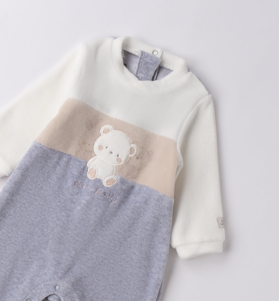 Tutina neonato in ciniglia panna, beige e grigio con orsetto applicato sul petto