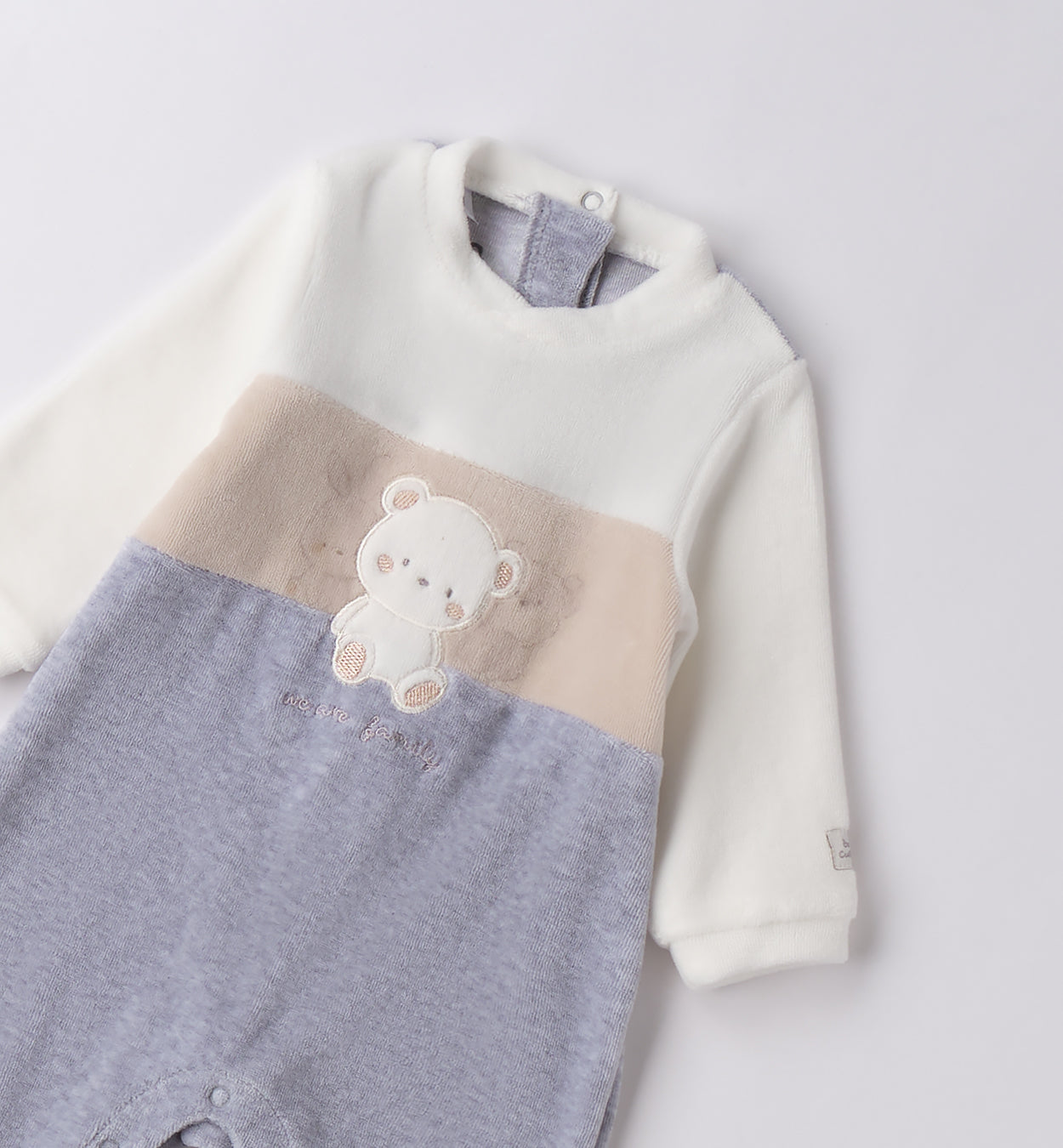 Dettaglio orsetto applicato e fascia beige su tutina neonato in ciniglia grigia