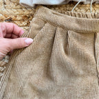 Dettaglio pantaloncini velluto a coste cammello
