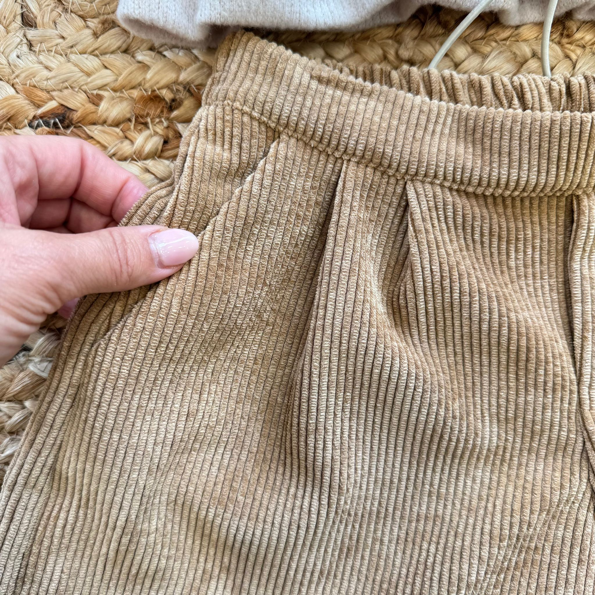Dettaglio pantaloncini velluto a coste cammello