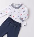  Primo piano del pantaloncino neonato con taschino a righe e vita elasticizzata per un comfort ottimale.