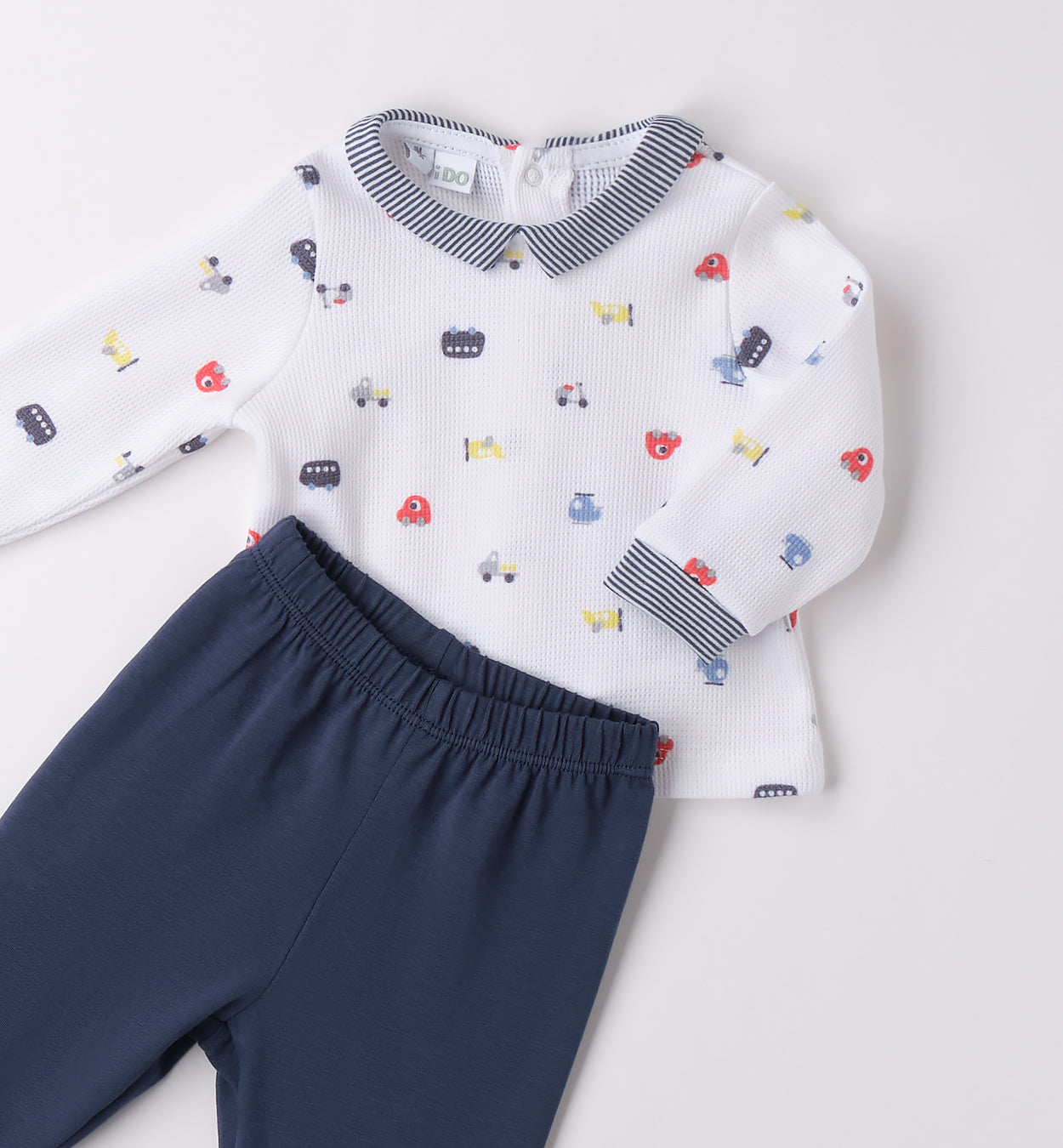  Primo piano del pantaloncino neonato con taschino a righe e vita elasticizzata per un comfort ottimale.