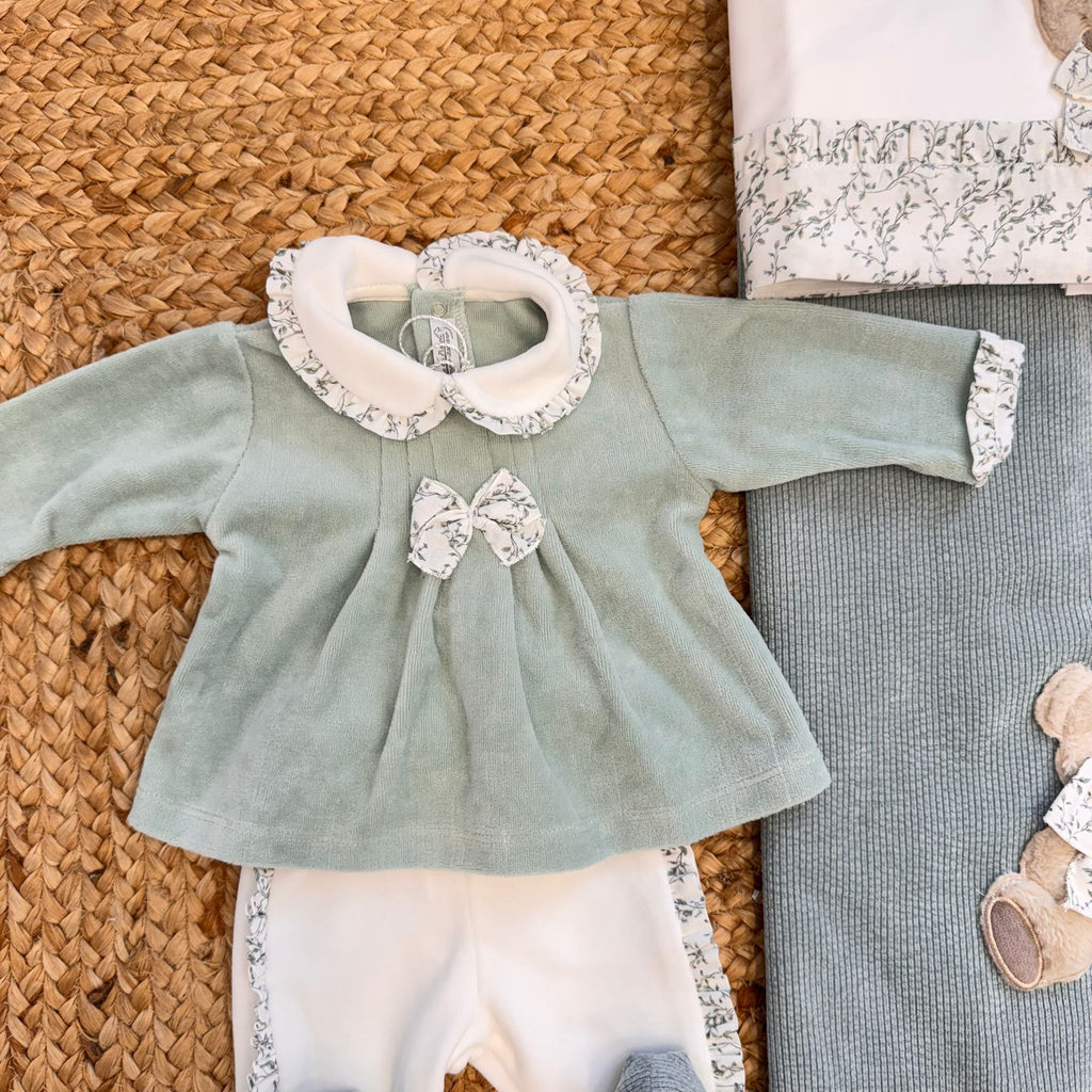 Dettaglio pantalone con balza floreale e scarpine coordinate