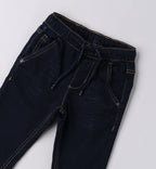 Dettaglio pantalone jogger denim bambino blu scuro con coulisse