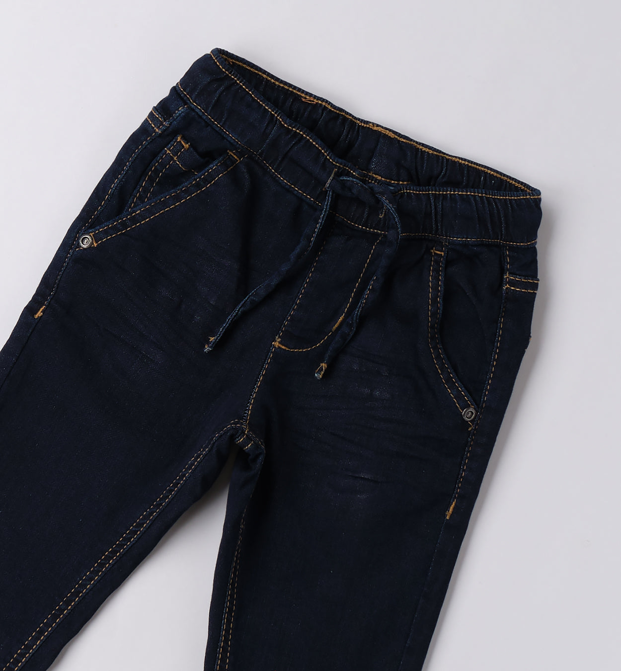 Dettaglio pantalone jogger denim bambino blu scuro con coulisse