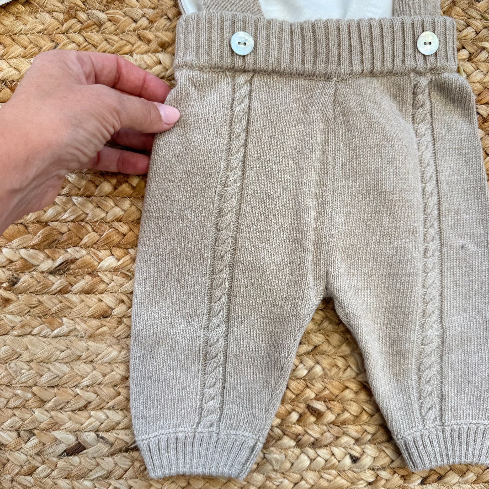 Dettaglio pantalone neonato con bretelle in lana e cashmere