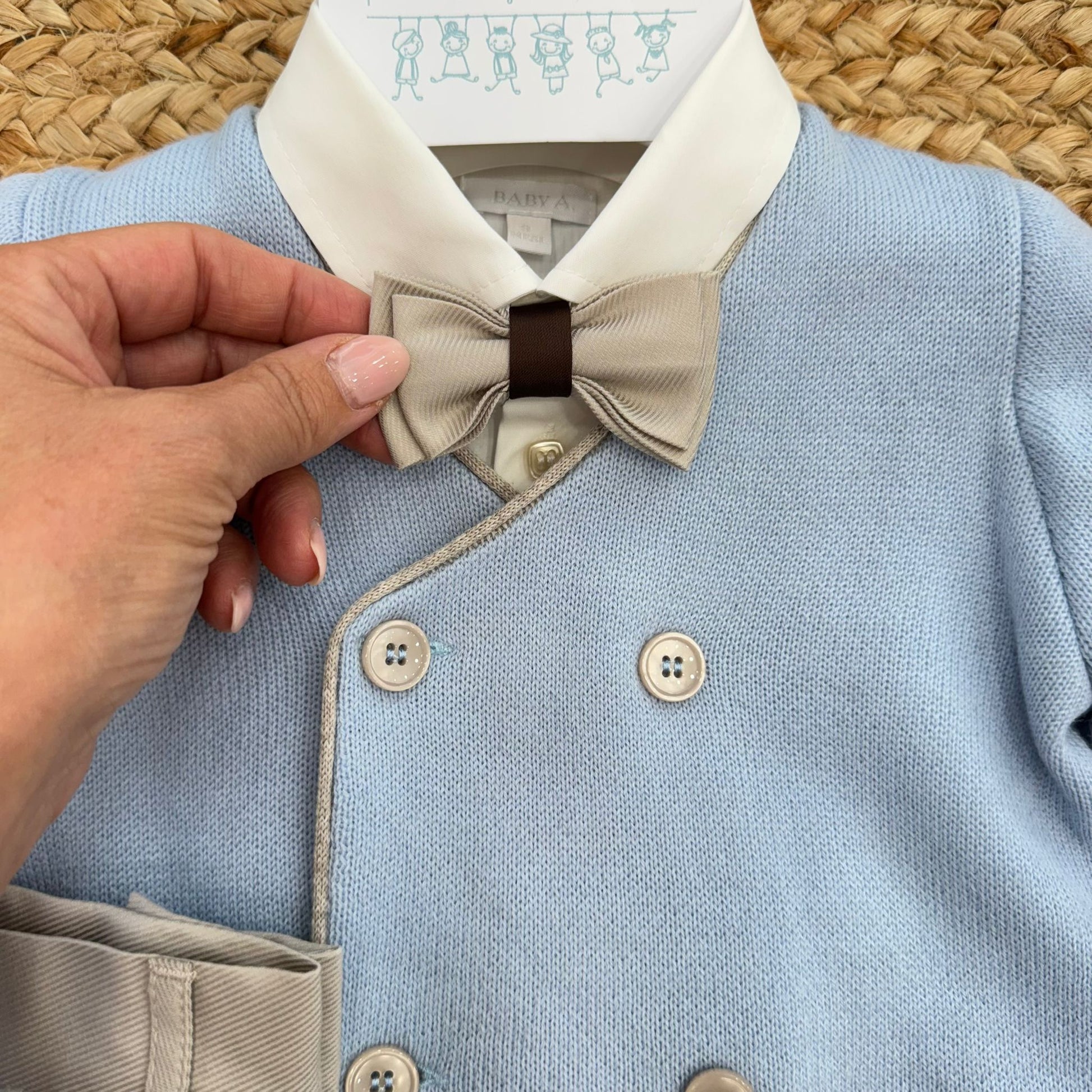 Dettaglio papillon beige con bordo marrone completo battesimo bimbo