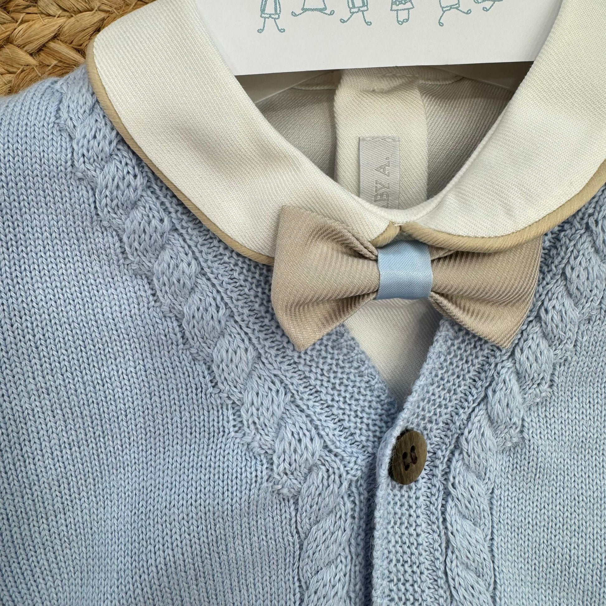 Dettaglio papillon tortora con nastro celeste completo battesimo neonato