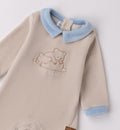 Dettaglio ricamo due orsetti e colletto celeste su tutina neonato ciniglia beige