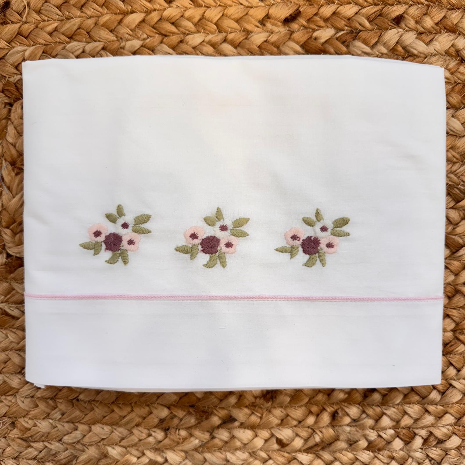 Dettaglio ricamo fiori malva