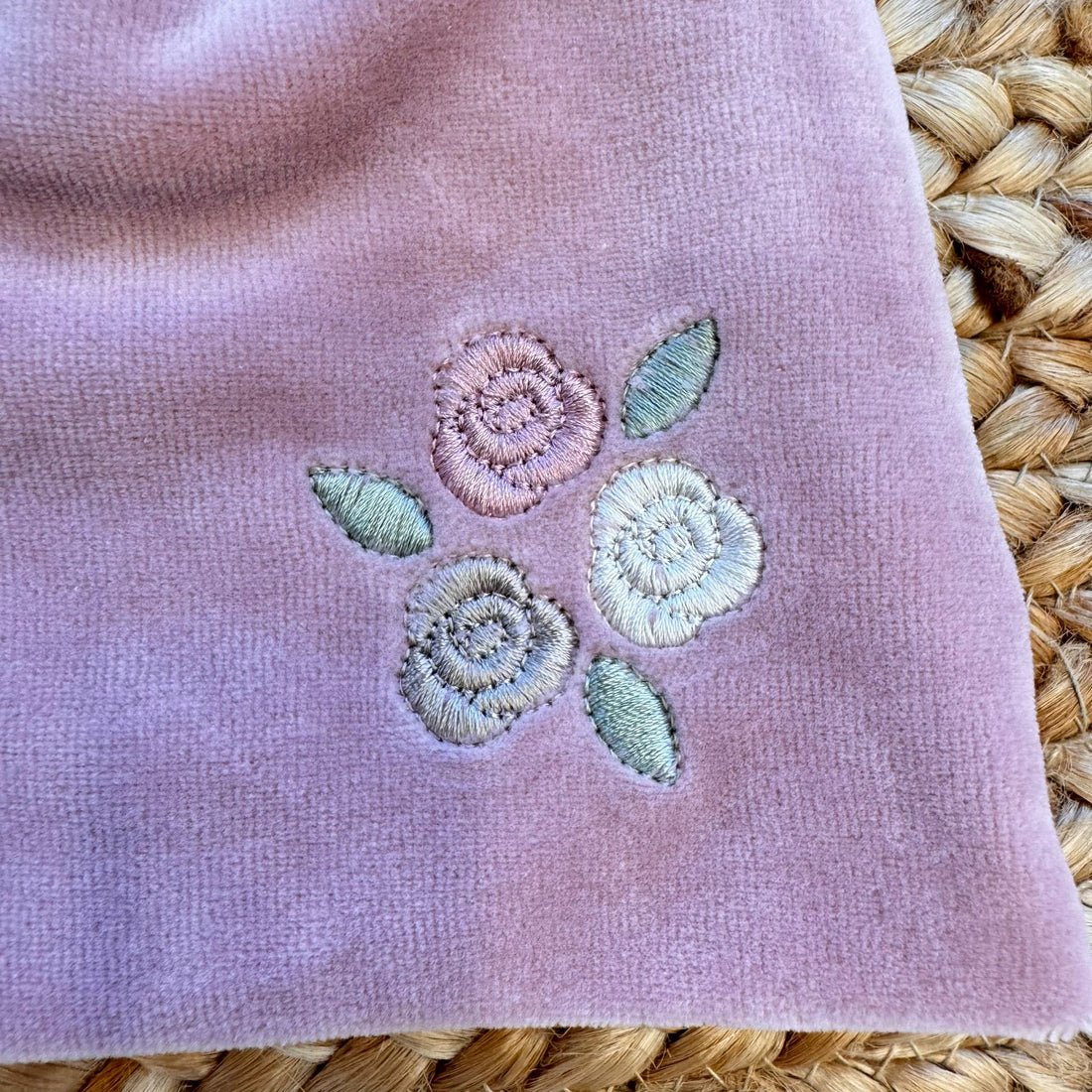 Cappello neonata in ciniglia rosa con ricamo floreale