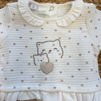 Dettaglio ricamo gattini con cuore sulla tutina neonata