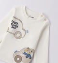 Dettaglio stampa orsetto su automobilina maglia neonato in caldo cotone