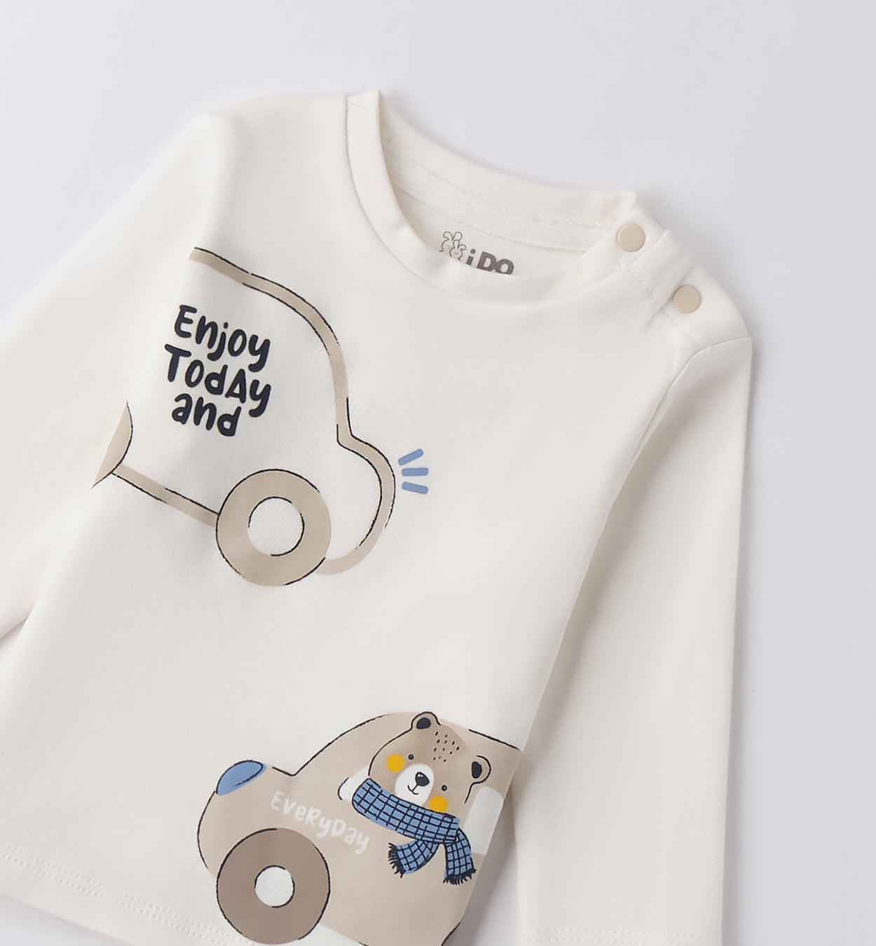 Dettaglio stampa orsetto su automobilina maglia neonato in caldo cotone