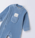 Dettaglio taschino con orsetto su tutina neonato in ciniglia azzurra