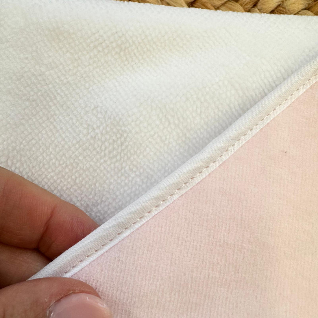 Accappatoio neonata in fibra di bambù con cappuccio rosa e tre cuori ricamati.