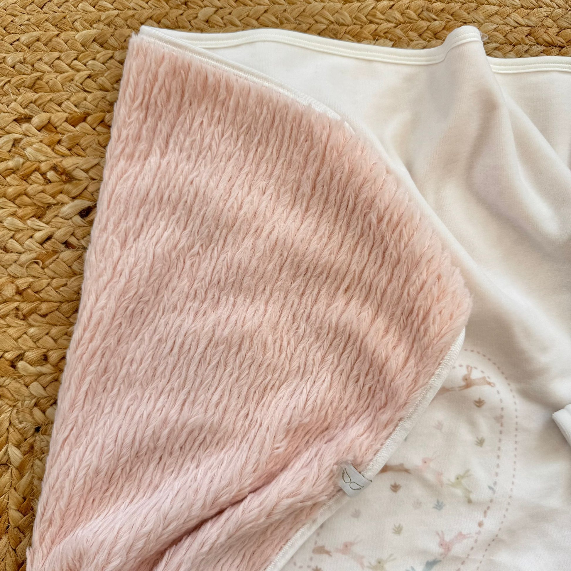 Dettaglio tessuto soffice rosa della copertina uscita clinica neonata"