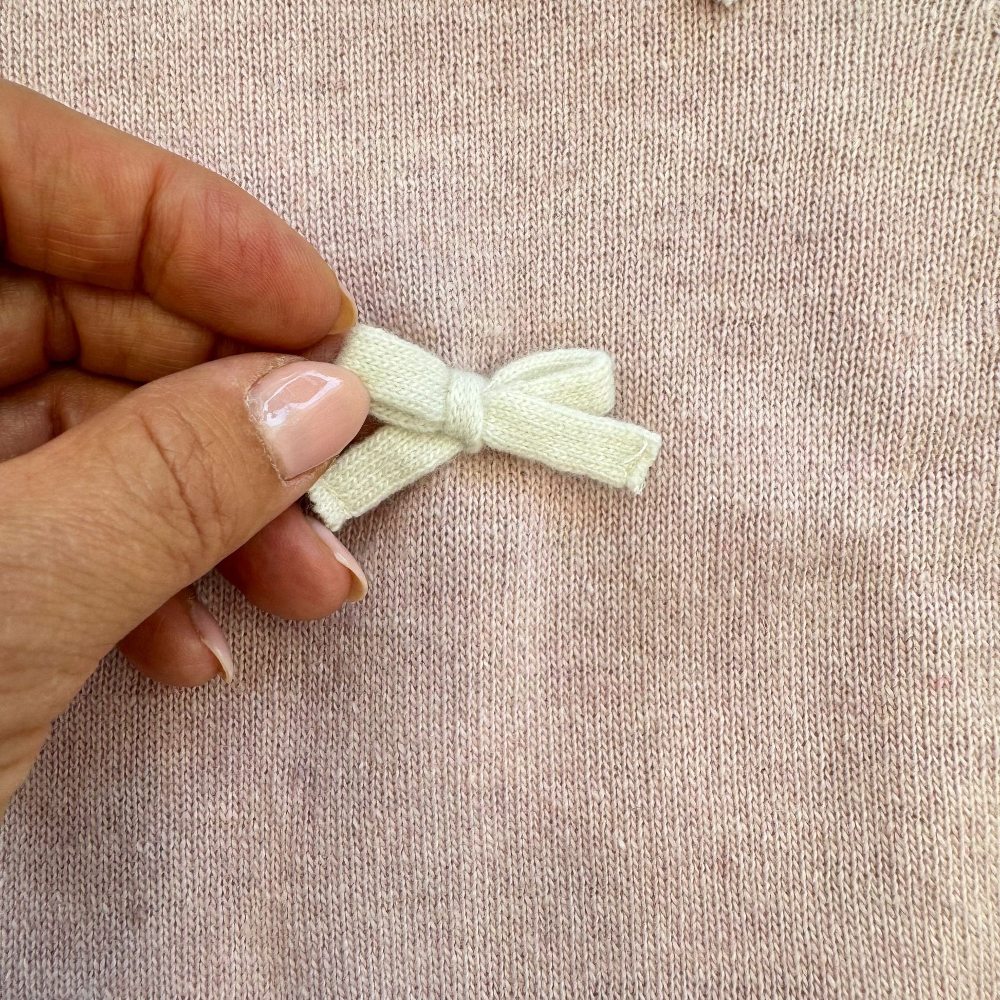 Dettaglio tessuto tutina neonata lana e cashmere rosa