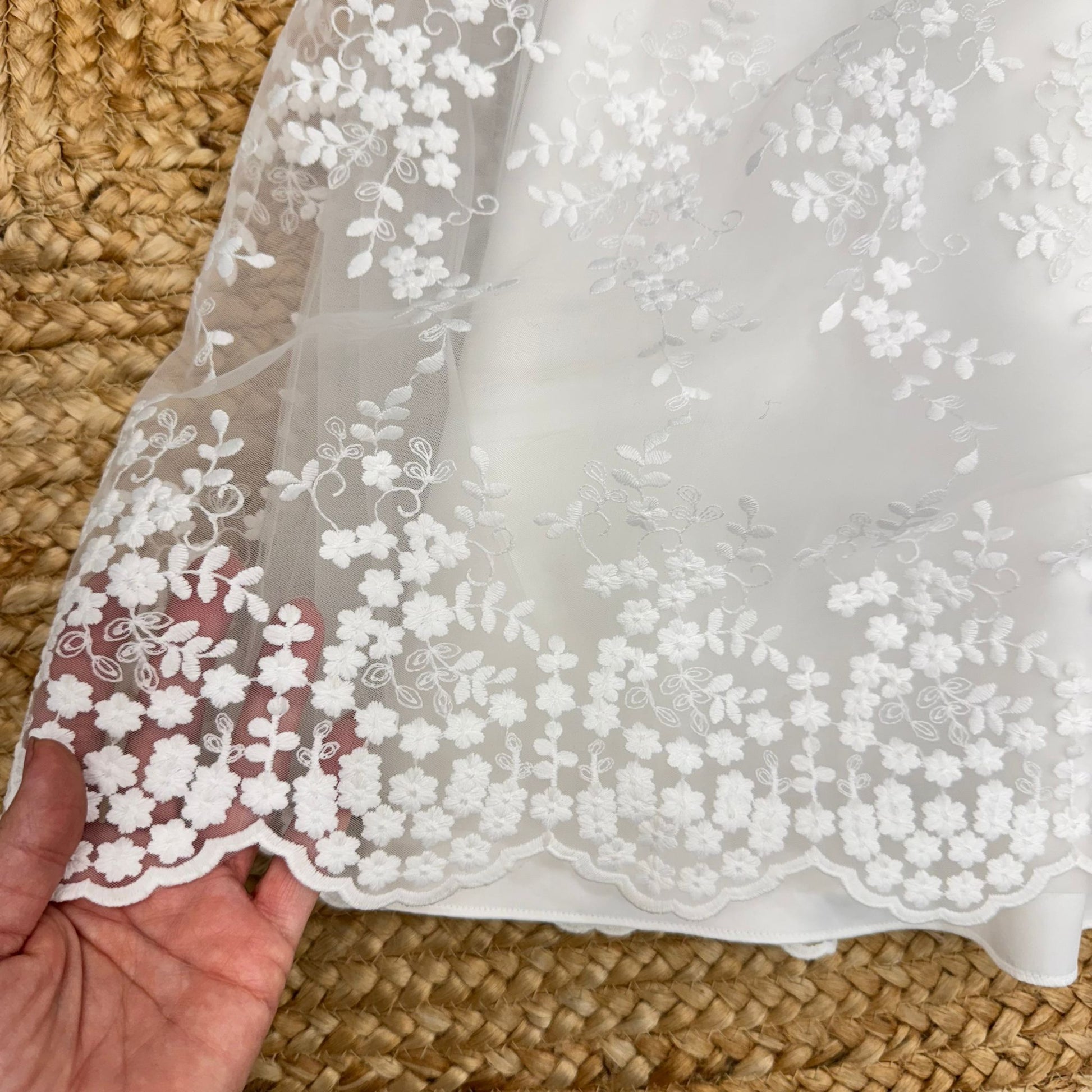Dettaglio tulle ricamato floreale abito comunione