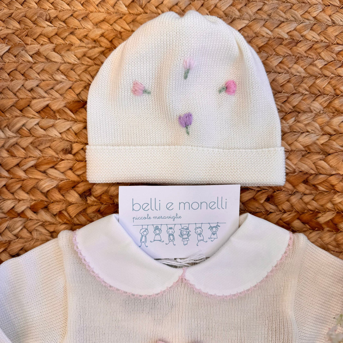 Dettaglio tunica panna con fiocco rosa e tulipani ricamati a mano