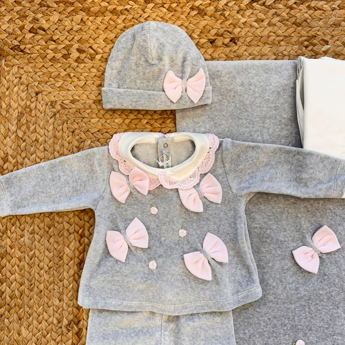Uscita clinica neonata in ciniglia con fiocchi rosa