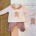 Dettaglio tutina con pantalone malva e collo in pelliccetta rosa
