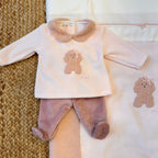 Dettaglio tutina con pantalone malva e collo in pelliccetta rosa