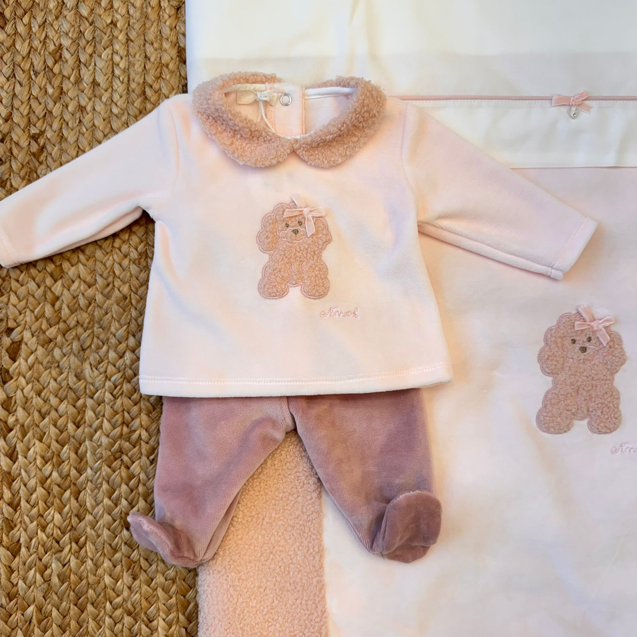 Dettaglio tutina con pantalone malva e collo in pelliccetta rosa
