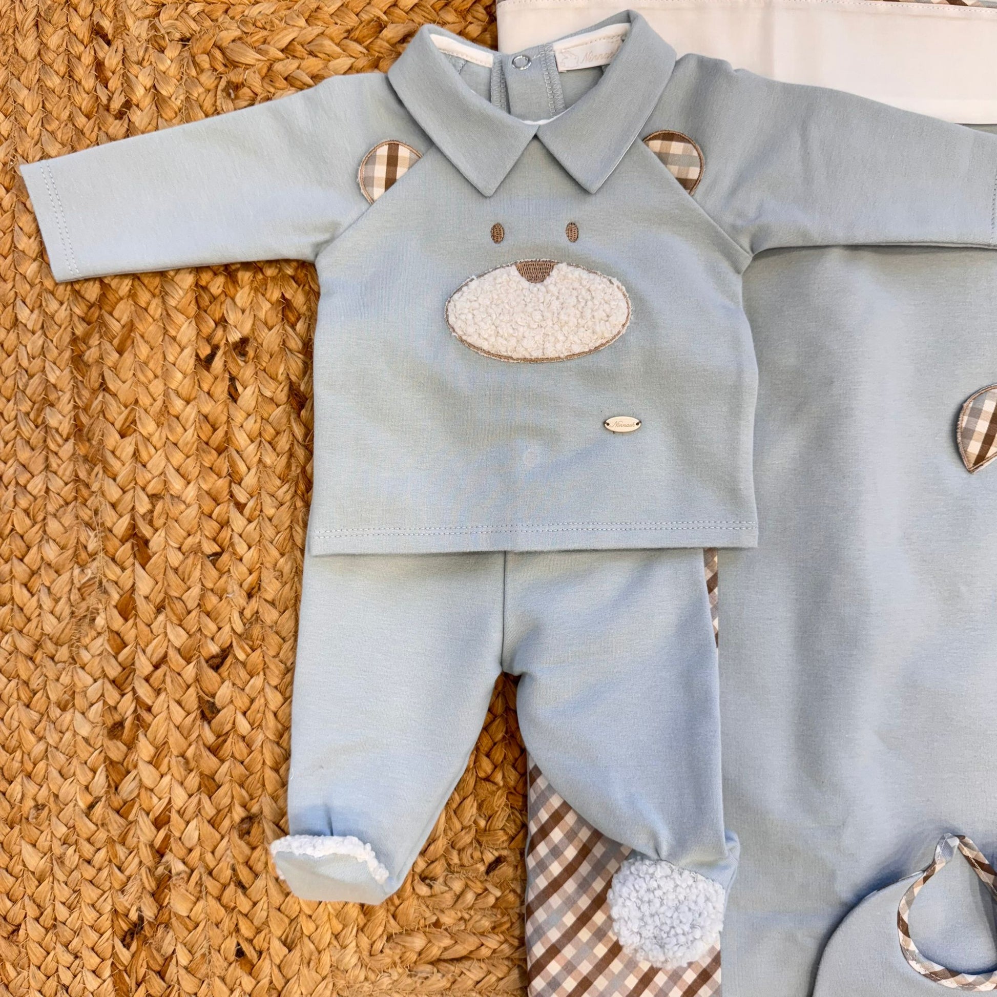 Dettaglio tutina due pezzi panna e tortora con applicazione orsetto