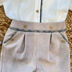 Dettaglio tasche e bottoni pantaloncini velluto sabbia