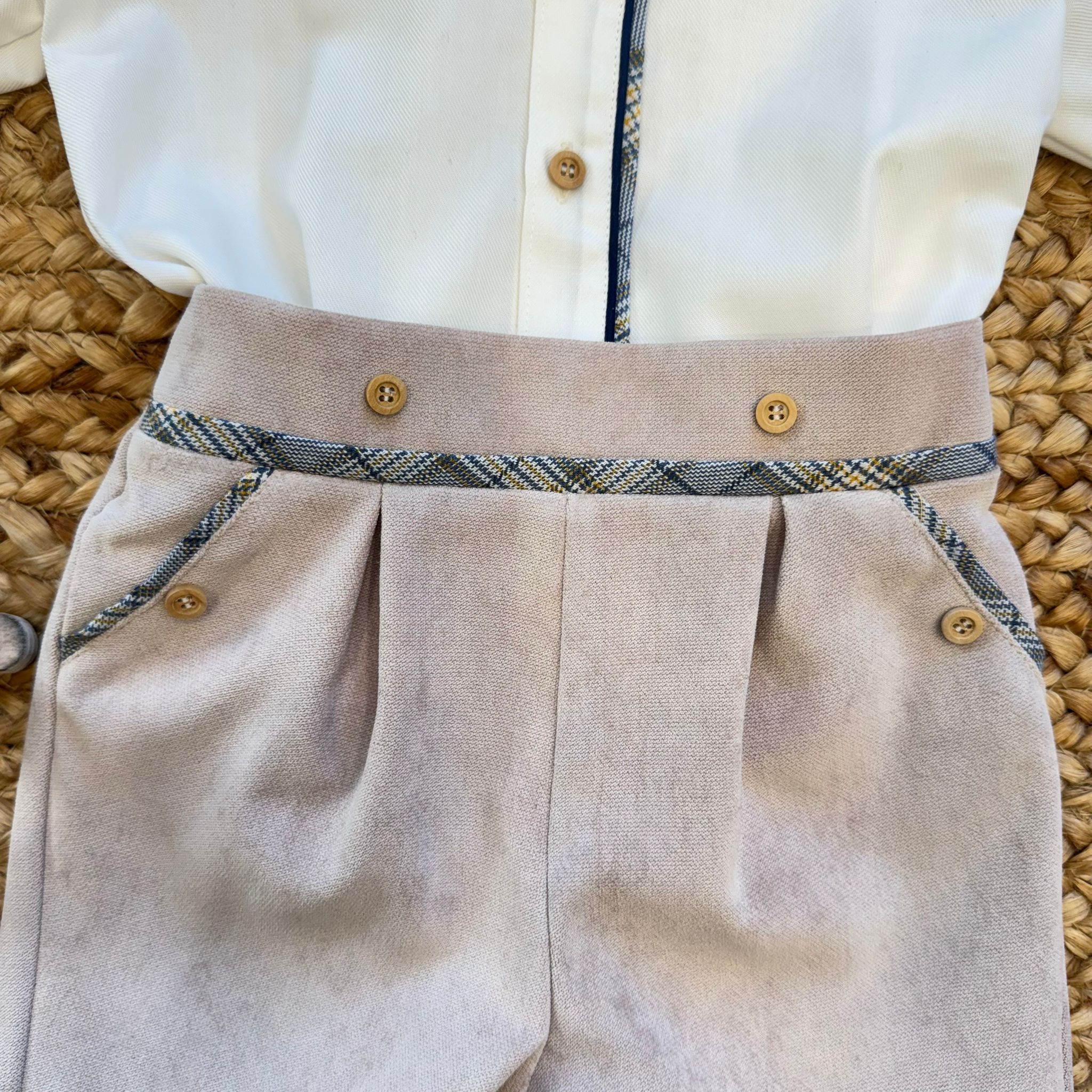 Dettaglio tasche e bottoni pantaloncini velluto sabbia