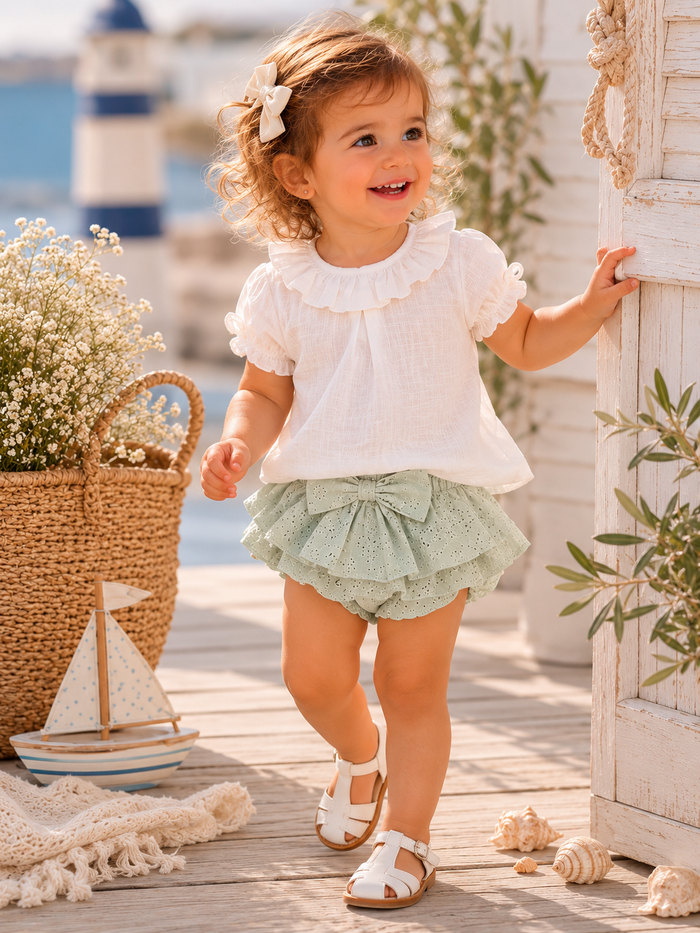 Completo bimba in cotone con maglia bianca e coulotte verde salvia sangallo