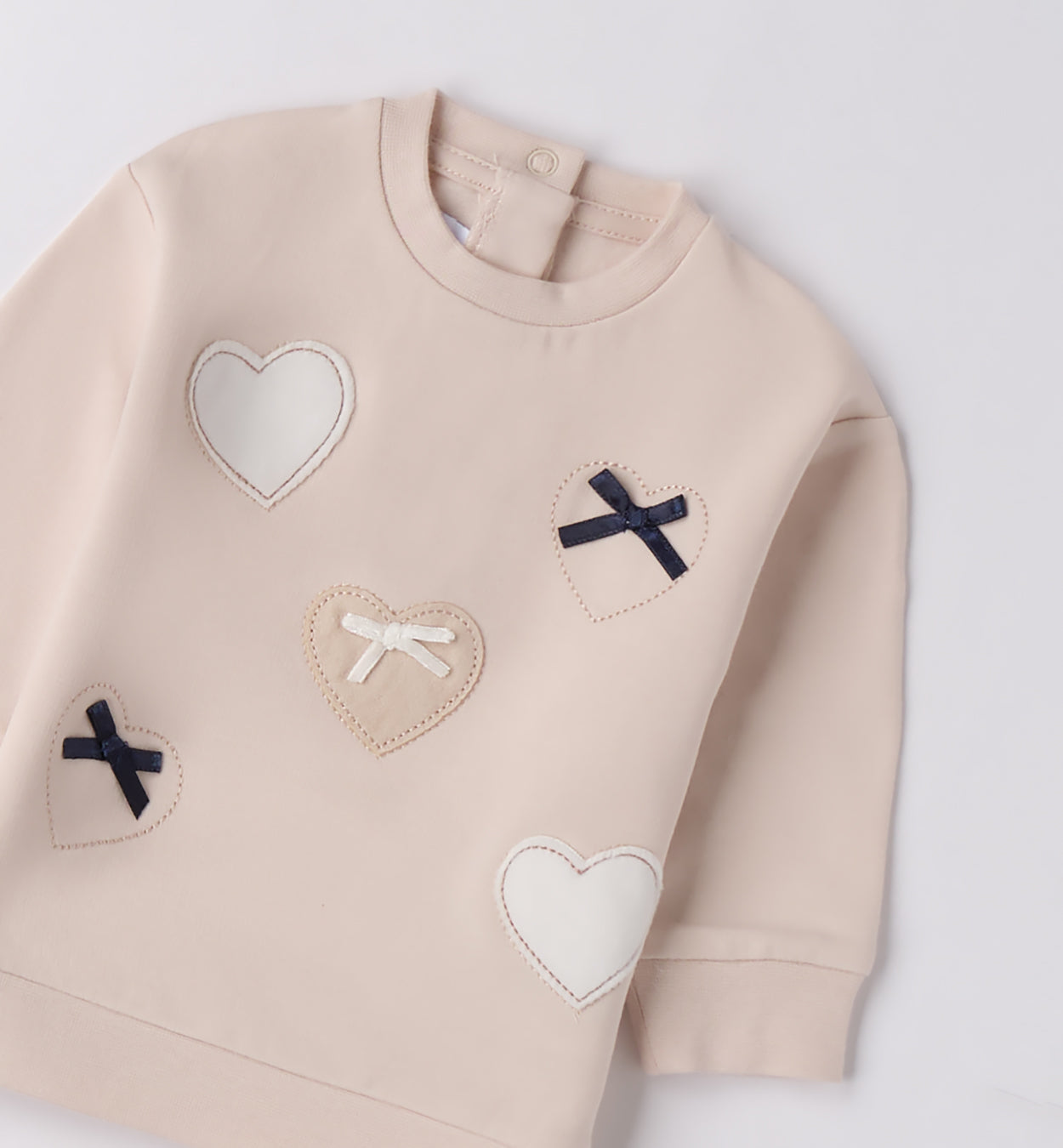 Felpa bimba beige con cuori applicati e fiocchetti blu notte vista frontale
