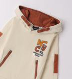 Felpa con cappuccio bambino beige e marrone dettaglio ricamo NYC e zip